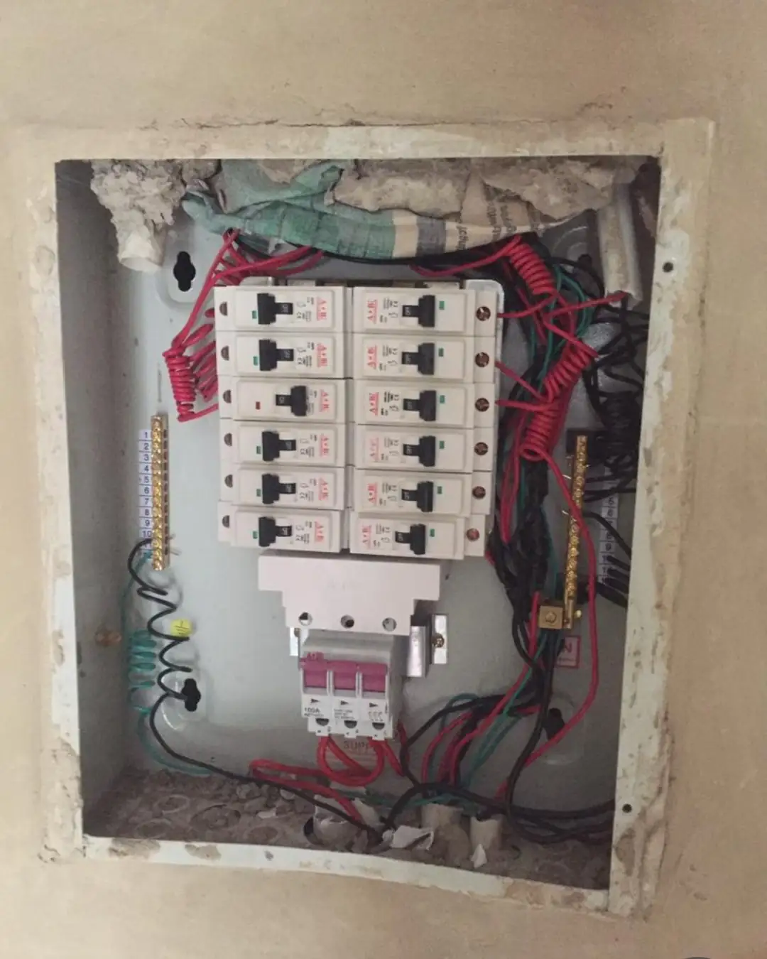 Wired distribution board with circuit breakers